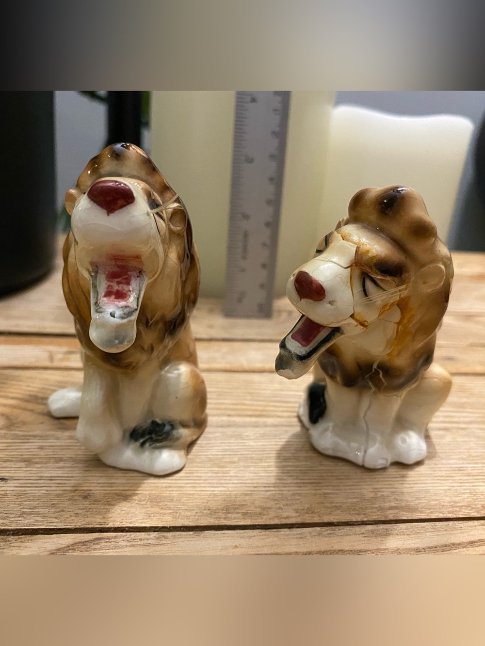 Vintage Roaring Lion Ceramic Salt & Pepper Shakers Set Cork Stoppers